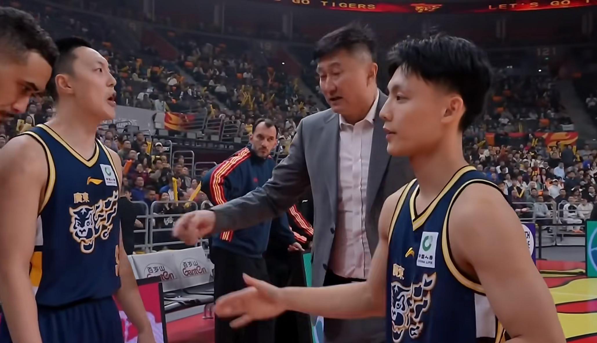 广东3消息！郭士强三请徐杰回男篮，崔永熙摊牌，麦考尔回归训练