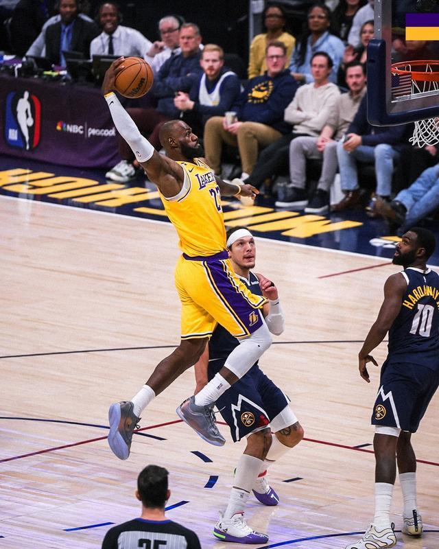 赛事投注-准三双+末节单臂战斧暴扣，詹姆斯15中8得19分9板8助，正负值+13