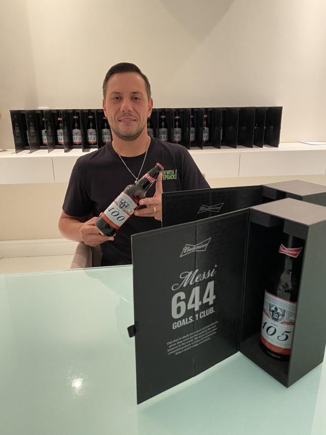 我也创纪录！收21瓶破门啤酒 迭戈·阿尔维斯谢梅西